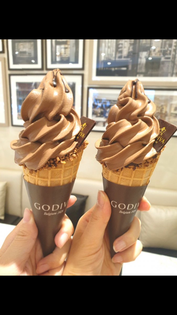 I bought chocolate ice cream with my brother. It's delicious!!😝😝