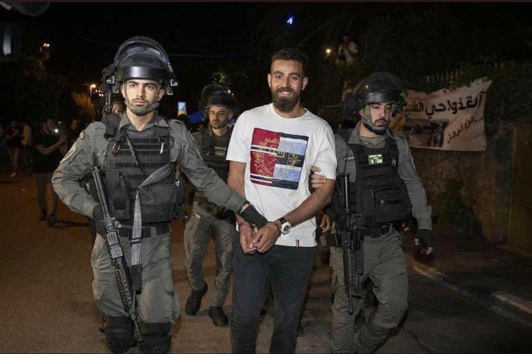 Yüzündeki tebessüm, yüreklerini titretiyor ey Kudüslü genç.. Sen tebessüm et, et ki seni ağlatmaya çalışanlar kendi çukurlarında perişan olsun.