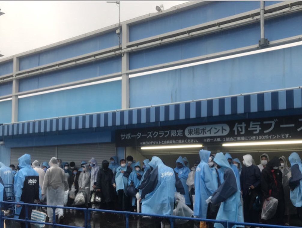 Tomoharu Takeyama 先週末 友人家族とジュビロを観戦した 開始直後に雷雨で中断して 車で待機して試合再開を待った どんなにいいサッカーしようとも客席には屋根がなければサッカー観戦の魅力は半減する 化粧をして綺麗な格好しても 雨にやられて