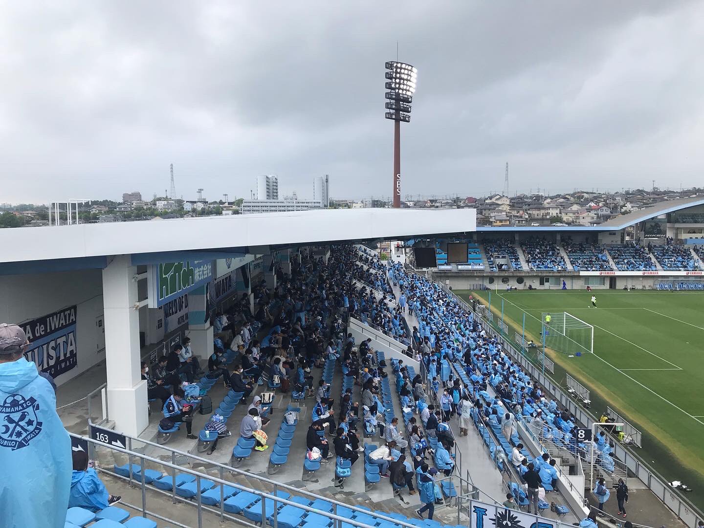 Tomoharu Takeyama 先週末 友人家族とジュビロを観戦した 開始直後に雷雨で中断して 車で待機して試合再開を待った どんなにいいサッカーしようとも客席には屋根がなければサッカー観戦の魅力は半減する 化粧をして綺麗な格好しても 雨にやられて
