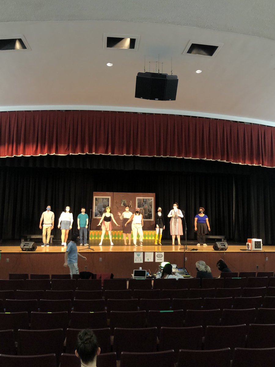 BTHSDramaClub's tweet image. Opening night success! Thanks to the cast and crew  of Fame Jr.! Everyone did an amazing job and we still have two more show to go! Takeovers will be shared tomorrow on the drama club instagram!!✨💃🏻🎤