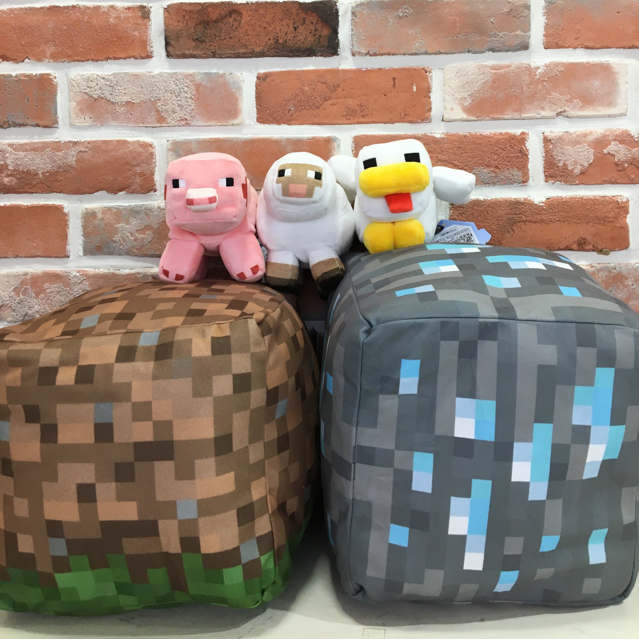 移行しました シルクハット川崎ダイス プライズ 本日より マインクラフト から ぬいぐるみとクッションが登場しています ぬいぐるみは豚 羊 鶏の三種類 クッションは 草ブロック と ダイヤモンド鉱石 ブロックの2種類となってます クラフター 移行しました シルクハット川崎ダイス プライズ 本日より マインクラフト から ぬいぐるみとクッションが登場しています ぬいぐるみは豚 羊 鶏の三種類 クッションは 草ブロック と ダイヤモンド鉱石 ブロックの2種類となってます クラフター