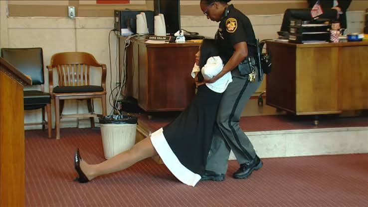 capisces's tweet image. #TracieHunter, judge of a #Court in Ohio. Suspended in 2014 &amp;amp; later was dragged in #court &amp;amp; arrested for 6 month jail in 2019 on a charge of using her brother to influence cases fraudlently.
A #corrupt judge treatment in #USA vs what happened in #Pakistan.
#100MostHandsomeMen2021