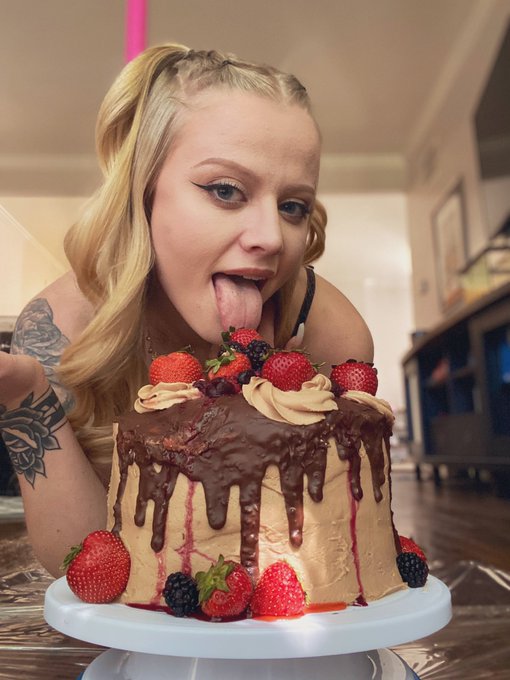 Who&rsquo;s cake is better? Mine or the one I made?   https://t.co/bxYdfVgCda https://t.co/aTVDUFjHxp