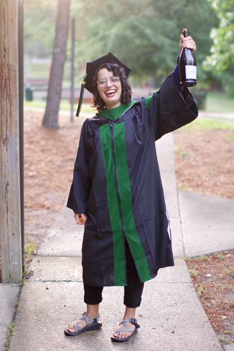 TrambertKylstra's tweet photo. Congratulations c/o 2021! Sincerely your friendly Chaco-wearing champagne-toting family doctor 🍃🍾🤓

#FMRevolution #UNCSOMCelebration2021 https://t.co/ZcXgCl7xaY