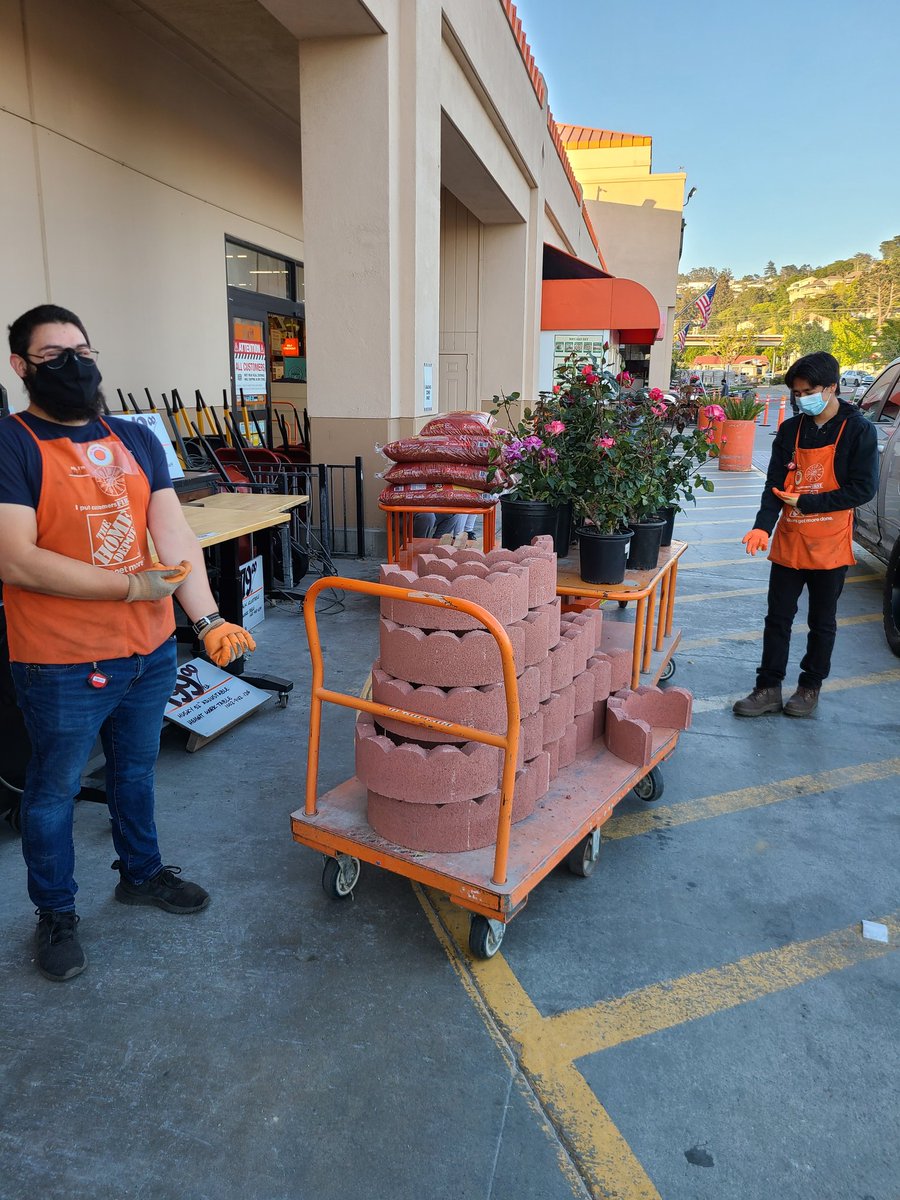 New garden associates Jose and Luis GET it! They saw a lone customer browsing through the nursery and they asked about her project and made her vision come to life! #pacnorthproud #GET <a href="/sean_john5/">Sean Johns</a> @MiguelS07665812 <a href="/twylaroberson17/">twyla roberson</a>
