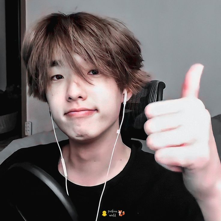 𝐉𝐚𝐞 -- 𝐃𝐚𝐲6- Jae has touched almost every platform- Twitter, Youtube, his band, his soundcloud, his podcast, his (now deleted) Twitch, ASC like you can't possibly of missed him out- Jae is also incredibly funny, relatable, and honest :))