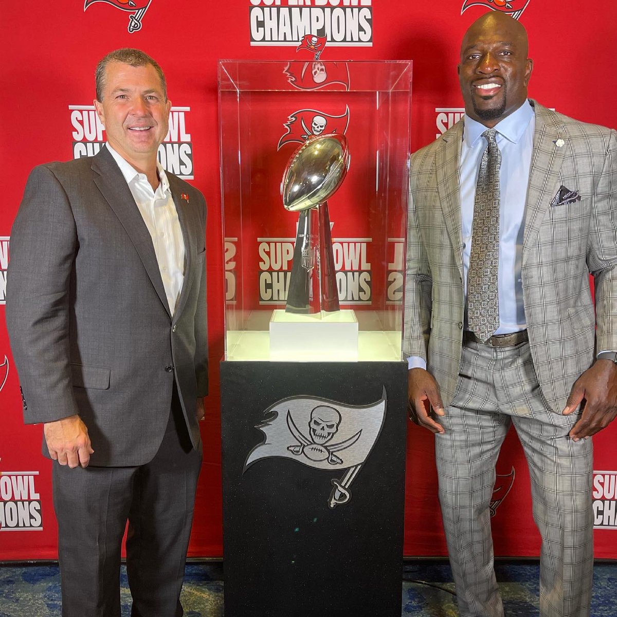 TitusONeilWWE's tweet photo. Amazing night at the @DickieV Gala raising funds for The @TheVFoundation to fund cancer research. Great to see Gators @CoachDanMullen @ktrask9 now of the @Buccanneers w/Head coach @BruceArians @brianfordjr @PDQFreshFood VP @jkamis &amp;The Amazing Kids&amp;Families highlighted tonight. https://t.co/dWDMmpFxYR