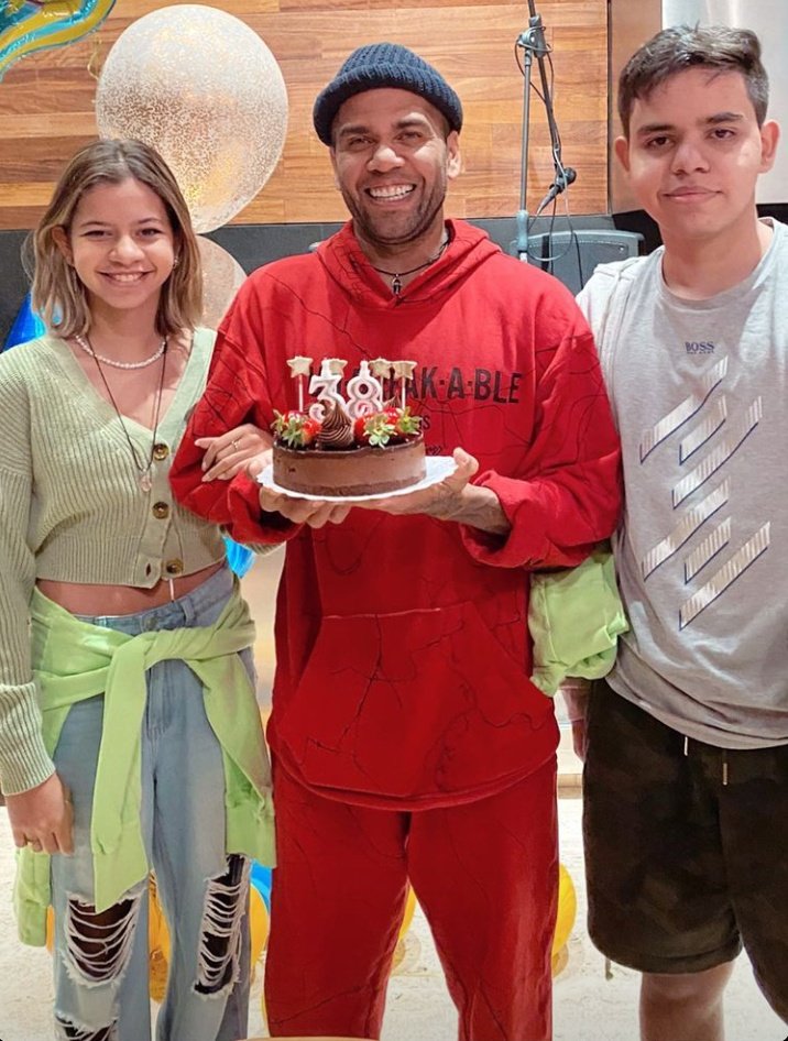 Somos São Paulinos on X: "🇾🇪 Daniel Alves comemorando seu aniversário com o filho e a filha 😁 https://t.co/7Fv7YUhwfr" / X