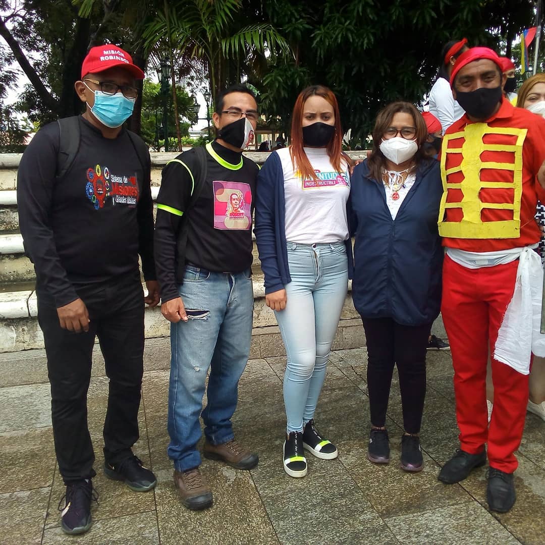 MisionRSApure's tweet photo. Con amor y alegría  recibimos la Antorcha Bolivariana de mano de nuestro Gobernador Coronel Ramón Carrizalez rumbo al Bicentenario de Carabobo 200
¡Somos los mismo de hace 200 años!
@NicolasMaduro
@RCarrizalezPSUV
@soy_urquia
#LaCovid19NoEsUnJuego 
#VivaCarabobo
#Bicentenario200 https://t.co/giTefLFb7P