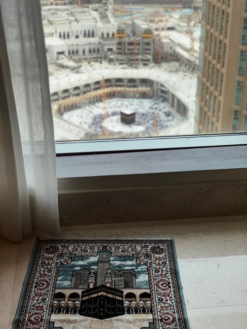 يا عسى قلبٍ تكلّل بالجراح
تحضنه مكّة على حزّة مطر 💛