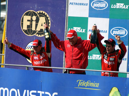 #TC2000 hace 16 años Nicolás Vuyovich ganaba en el Zonda de San Juan a bordo de un Toyota Corolla IX y horas después fallecía en un trágico accidente.

#PorSiempreNico

📸 <a href="/TC2000online/">TC2000</a>