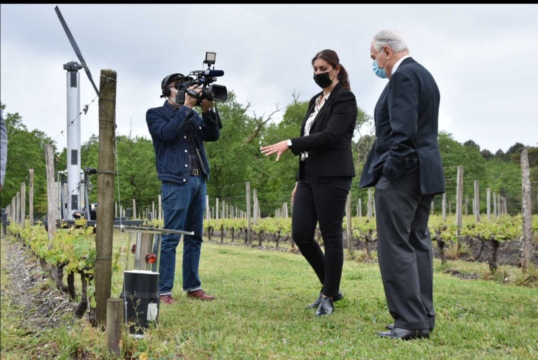 Hier <a href="/DeborahDucamp/">Wineprotect ❤️ Memecoin</a> a eu le plaisir de présenter un de ses prototypes à <a href="/bernardmagrez/">Bernard Magrez</a> au château Le Sartre 🍇 en présence de <a href="/bfmbusiness/">BFM Business</a> 📽️

#BernardMagrez #Unitec #innovin #interview #WineProtect