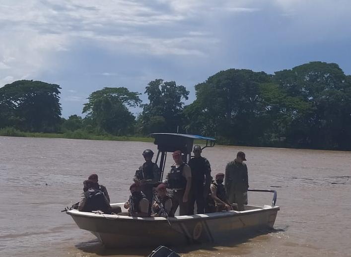 D116GNBZulia's tweet photo. #GNB Efectivos del D-116, Realizarón Patrullaje fluvial realizado por el RIO CATATUMBO, con el fin de evitar cualquier ataque e impedir contrabando y grupos generadores de violencia ¡¡TRABAJO Y MAS TRABAJO!!

.@NicolasMaduro 
.@vladimirpadrino
.@cmdtegralgnb
.@GNBGDjuvenal https://t.co/uQm6182fhY