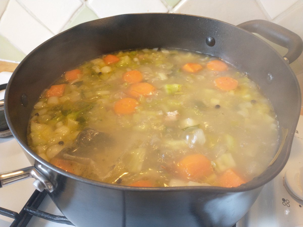 Little_RedHen_'s tweet photo. Madly busy this past week but I did squeeze in a new recipe, get out for walks &amp; coffee &amp; cake at Camp Hopson, #Newbury, make pea &amp; ham soup &amp; plum, apple &amp; star anise ice cream. Can't decide which way the weather is going #SaturdayMorning https://t.co/HHe8OsbU8Z