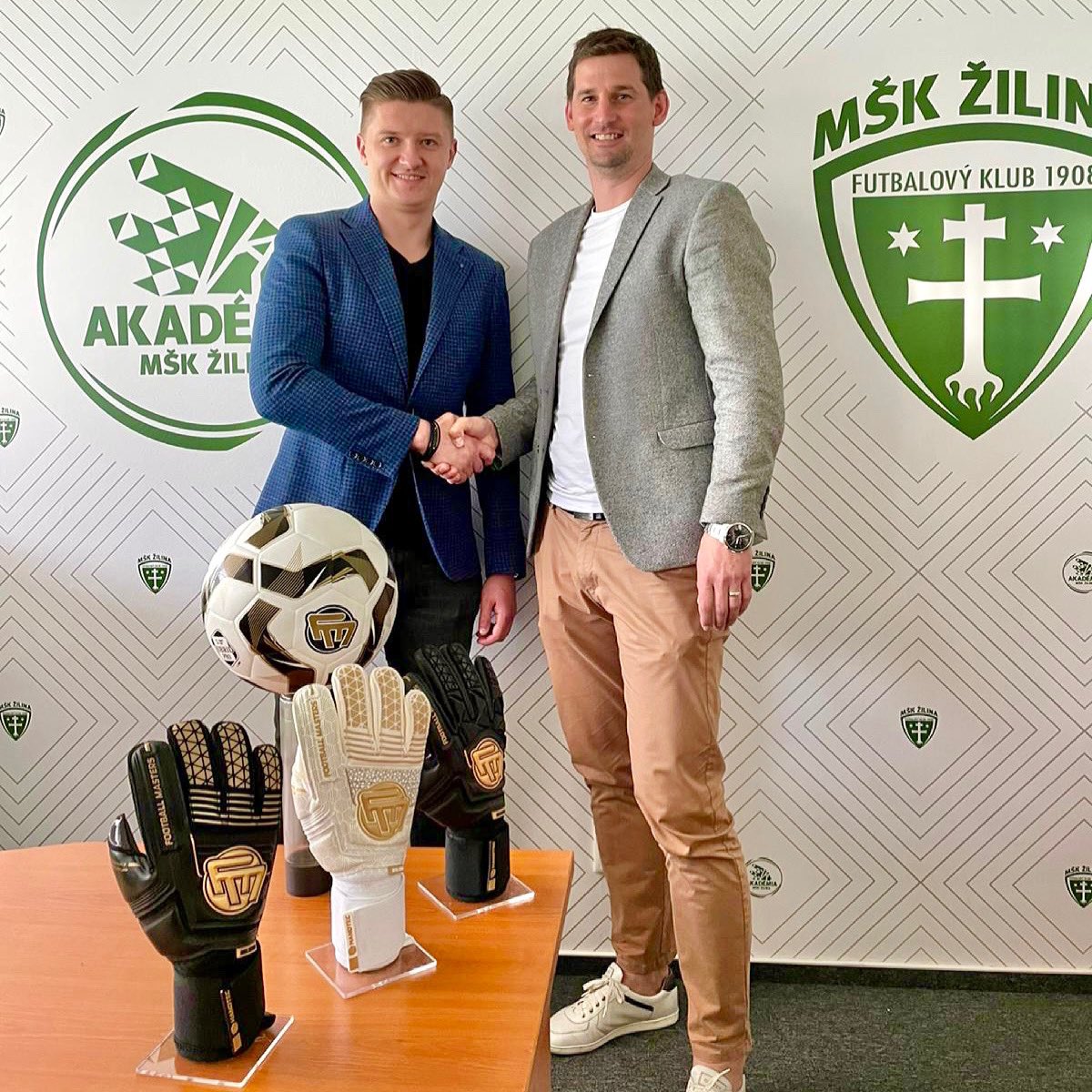 90maly90's tweet photo. Kontrakt podpisany! Witamy na pokładzie Wielki klub!

Football Masters zostało partnerem technicznym MŠK Žilina. https://t.co/LA0mKBrVVr
