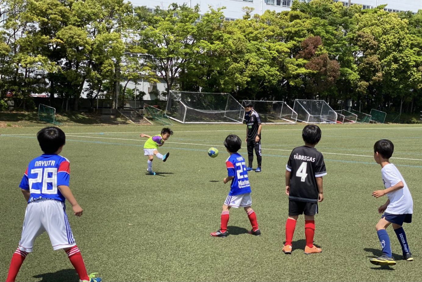 横浜f マリノス サッカースクール 南エリア 追浜校 友達誘ってサッカースクール たくさんのお友達が参加してくれました テーマは シュート コーチのアドバイスを聞いてたくさんゴール出来たかな 本日はご参加頂きありがとうご