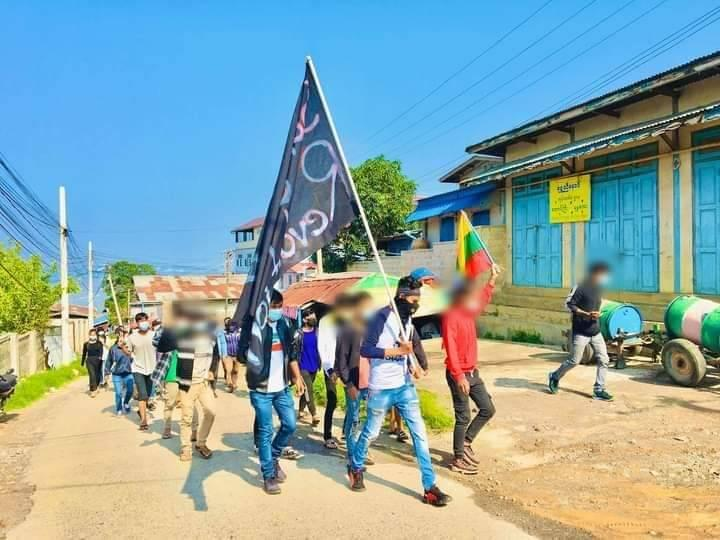 spring21MM's tweet photo. This morning, May 8, "အသံမတိတ်အလံမလိပ် ခြေလျင်သပိတ်ကြောင်း", meaning we will continue to protest against military dictatorship, the protest successfully completed in #Taunggyi.
#May8Coup
#WhatsHappeningInMyanmar https://t.co/rHvwtIpedE