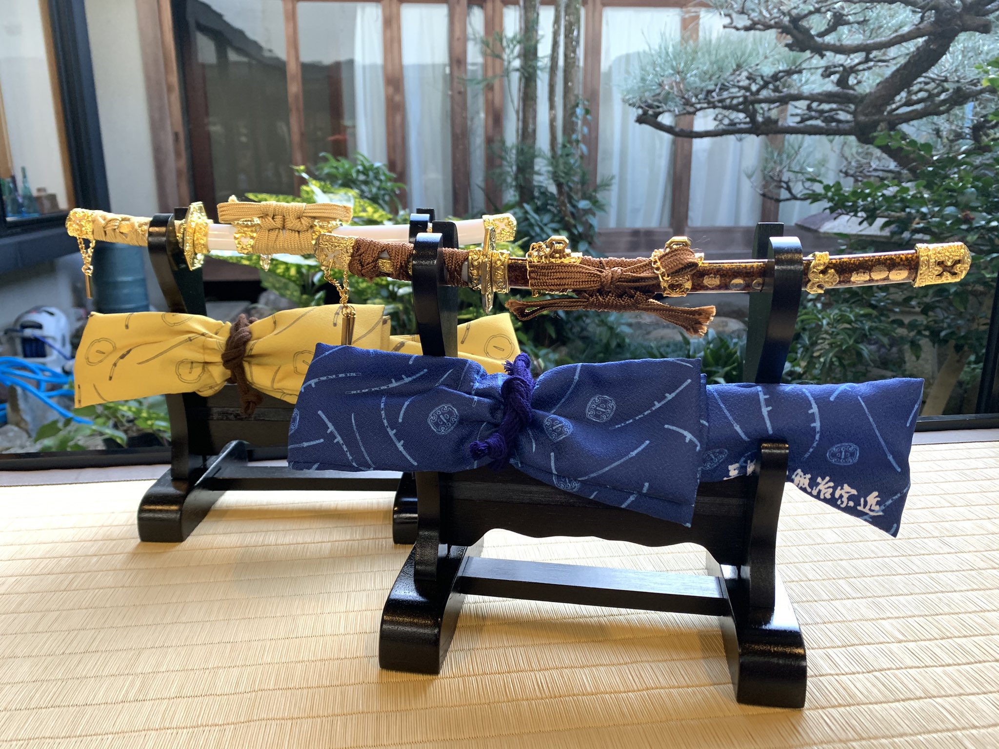 三條小鍛冶宗近 ペーパーナイフを飾っている刀掛けについて沢山ご質問を頂戴しております こちらはamazonで個人的に購入した物を撮影に使いました 何年も前に購入したものですから同じ物が売っているか不明ですが 短刀 刀掛け で検索致しました 当店