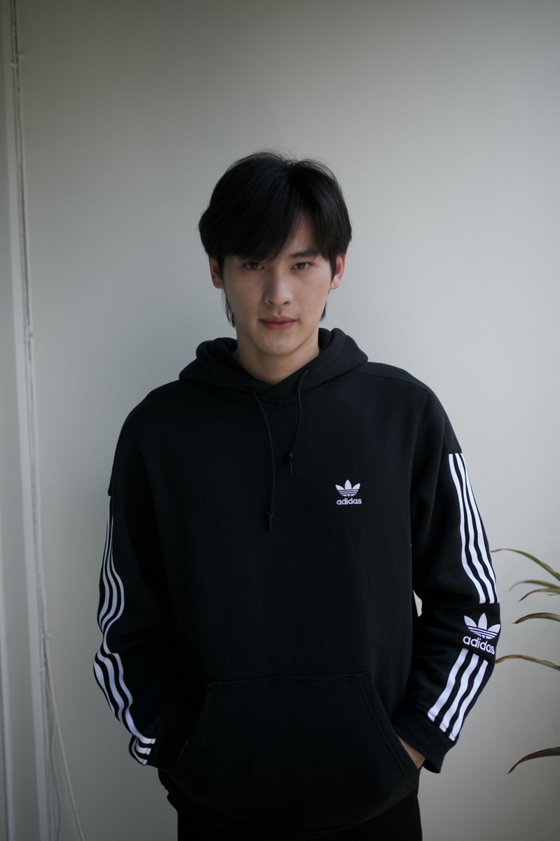 teesinta's tweet photo. ล้านแตกแล้วว เลยเอาวันแรกที่เราเจอกันมาโชว์หน่อยยย วันเทสหน้ากล้องของนับเก้าจนได้มาเป็นนับสิบ ถึงวันนี้ดีใจด้วยนะะ เก้ายังเก่งได้อีก หล่อได้อีก และมีคนรักเยอะกว่านี้ได้อีก ซัพพอร์ตตลอดไปนะเด็กชายเก้า ✌ #KaoWith1MillionHearts https://t.co/XJfjKrltCS