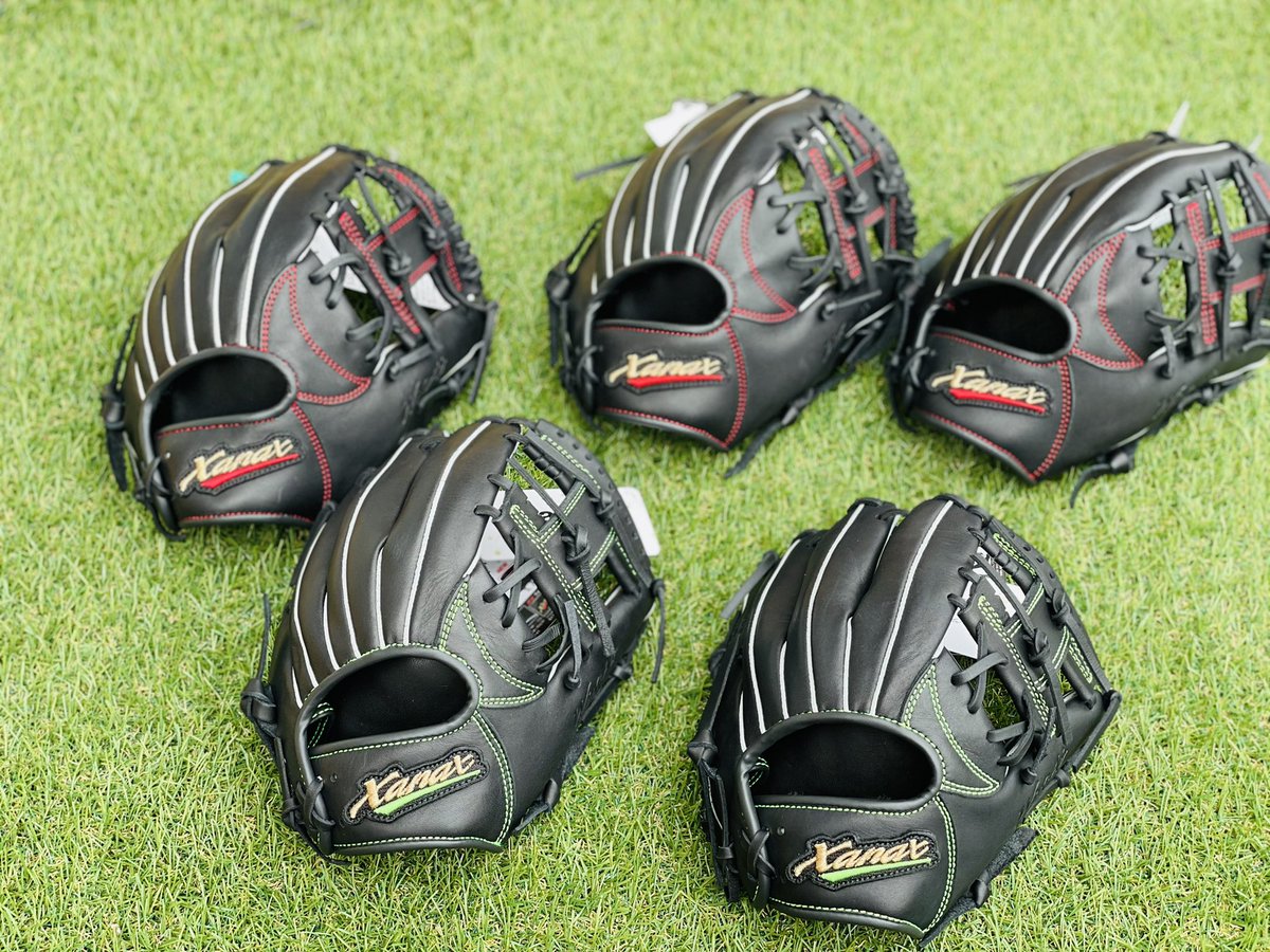 koyanagisport's tweet image. 販売が始まりすでに何度目の入荷でしょうか😆？
メーカー在庫を全ていただきました👍

硬い部分のウェブ先の紐を抜くことによって柔らかく使えるようになっております⚾️
去年の9/27のトクサンTV様の動画にも上がっておりますので是非見てみてください😁❗️
youtu.be/4e4GnY6IdH8