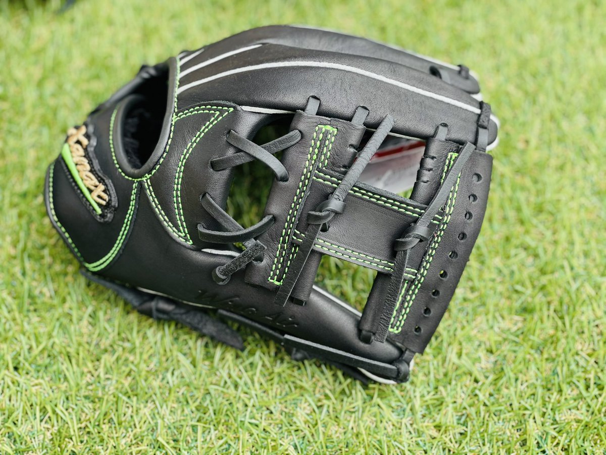 koyanagisport's tweet image. 販売が始まりすでに何度目の入荷でしょうか😆？
メーカー在庫を全ていただきました👍

硬い部分のウェブ先の紐を抜くことによって柔らかく使えるようになっております⚾️
去年の9/27のトクサンTV様の動画にも上がっておりますので是非見てみてください😁❗️
youtu.be/4e4GnY6IdH8