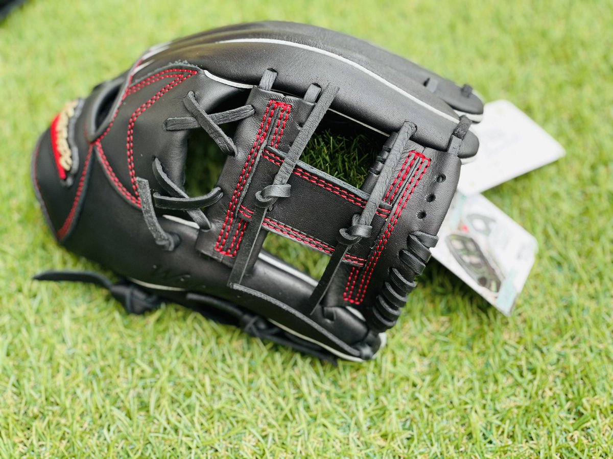 koyanagisport's tweet image. 販売が始まりすでに何度目の入荷でしょうか😆？
メーカー在庫を全ていただきました👍

硬い部分のウェブ先の紐を抜くことによって柔らかく使えるようになっております⚾️
去年の9/27のトクサンTV様の動画にも上がっておりますので是非見てみてください😁❗️
youtu.be/4e4GnY6IdH8