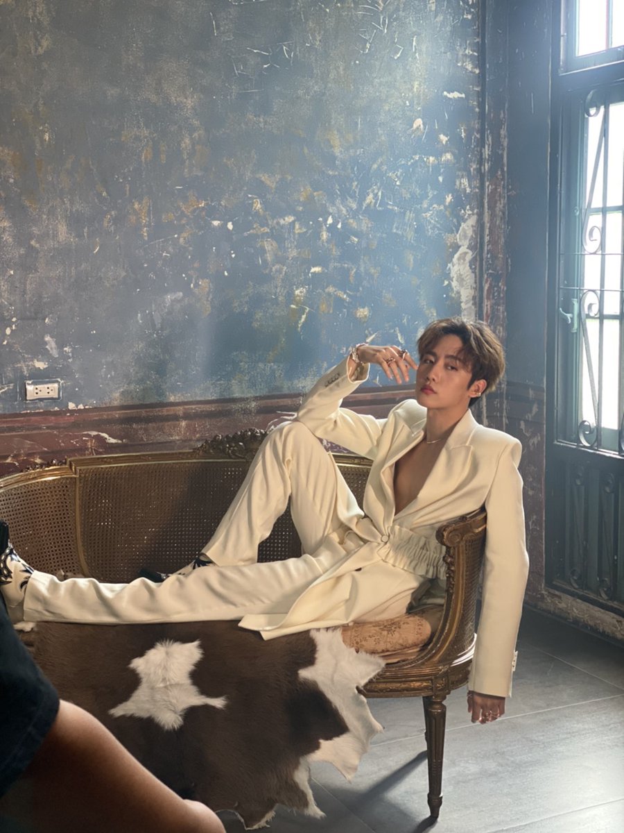 a thread of mark siwat pics that have bad bitch energy