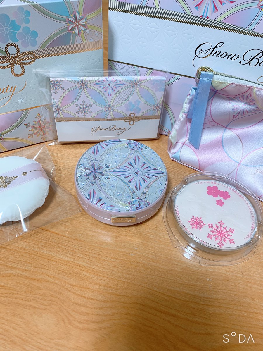 miumiu0572's tweet photo. 我慢できずに買ってしまいました✩.*˚
スノービューティーのフェイスパウダー♡
本当は2021年の買おうと思ったけど、このパッケージが可愛かったので購入！

#スノービューティー https://t.co/ZVNPsWfUK3