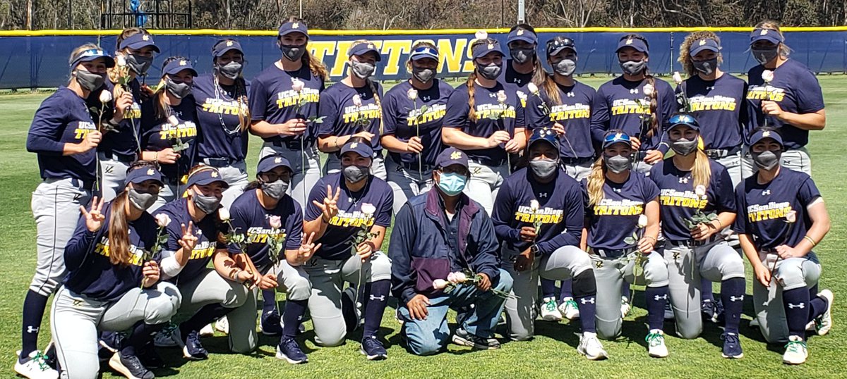 CoachRayNoelte's tweet photo. Phillip, @UCSDsoftball's awesome "grass artist", who keeps our field finely manicured creative grass cuts, thanked our players for a great season today giving each one a rose! We are so grateful for him & his great work! #GoPhillip! #GoTritons! ππ±π₯ @UCSDtritons https://t.co/06nhfYPUmI