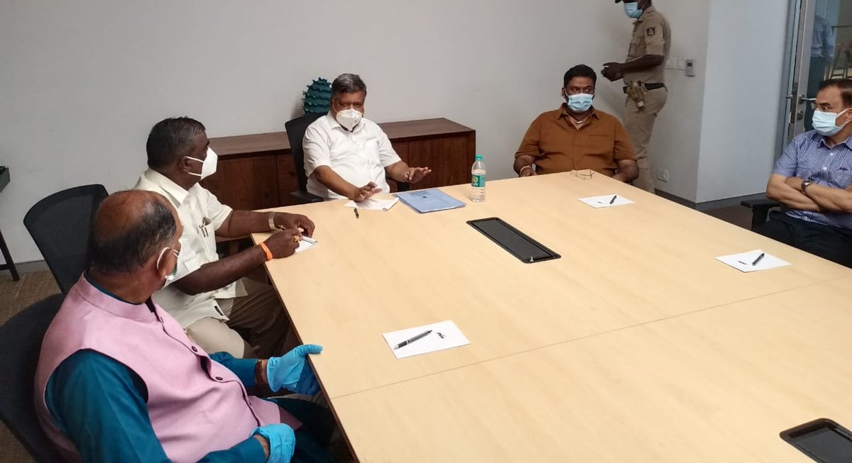 JagadishShettar's tweet photo. Visited Bellary, held meeting with district officials and discussed Covid-19 management, oxygen availability and supply and conveyed necessary instructions.

#KarnatakaFightsCorona | #MaskUpKarnataka | @BJP4Karnataka | @BJP4India https://t.co/1f8sGYi7Pr