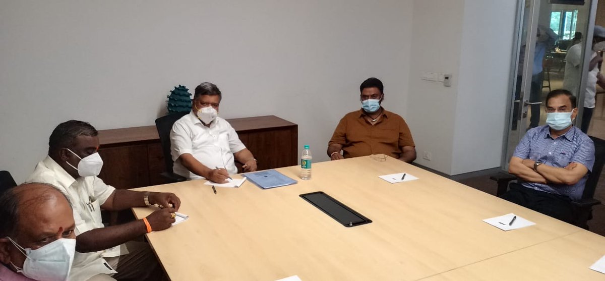 JagadishShettar's tweet photo. Visited Bellary, held meeting with district officials and discussed Covid-19 management, oxygen availability and supply and conveyed necessary instructions.

#KarnatakaFightsCorona | #MaskUpKarnataka | @BJP4Karnataka | @BJP4India https://t.co/1f8sGYi7Pr