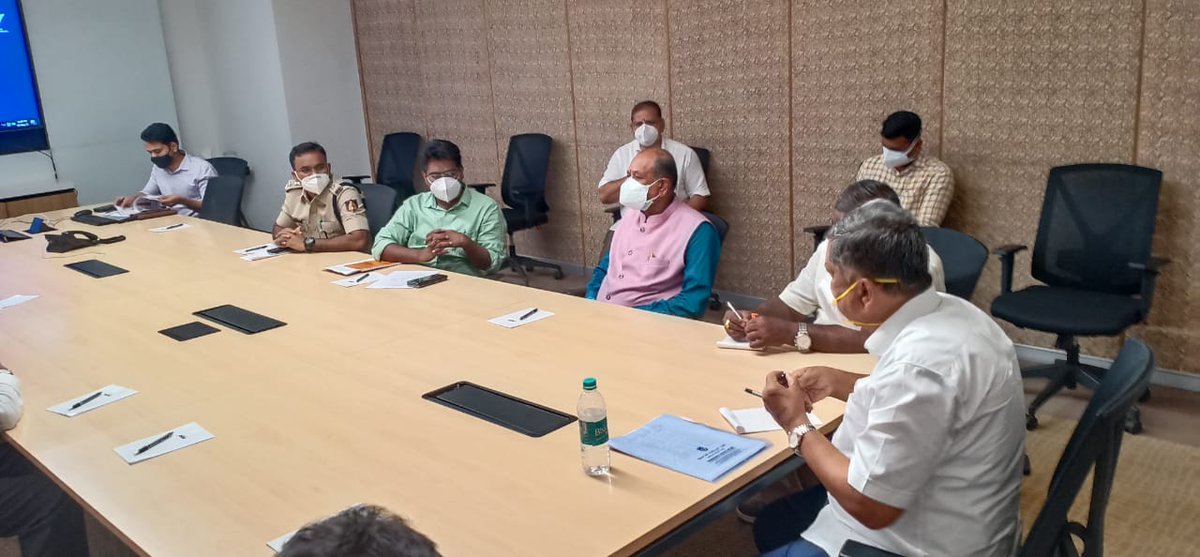 JagadishShettar's tweet photo. Visited Bellary, held meeting with district officials and discussed Covid-19 management, oxygen availability and supply and conveyed necessary instructions.

#KarnatakaFightsCorona | #MaskUpKarnataka | @BJP4Karnataka | @BJP4India https://t.co/1f8sGYi7Pr