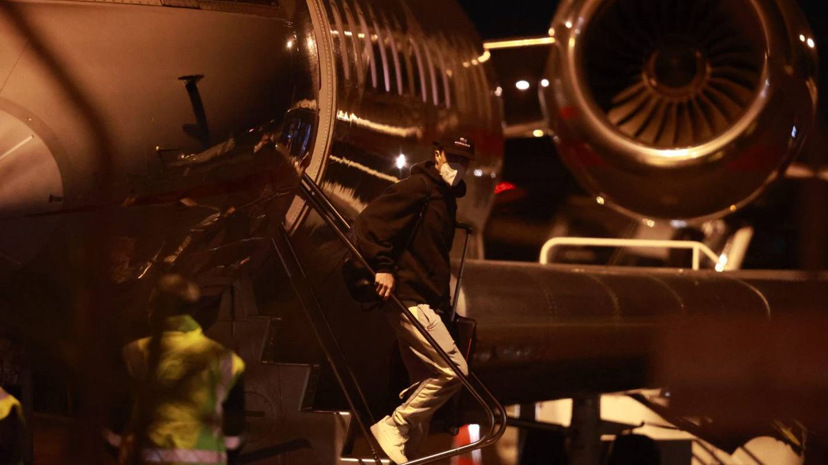 NZStuff's tweet image. Kiwi cricketers fleeing Covid-19 arrive home from India on private jet dlvr.it/RzK1Bm