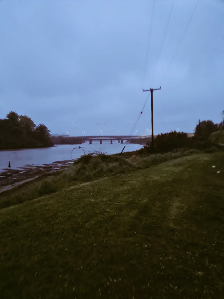 stweetswoo's tweet photo. Thinking of those we have all lost to suicide🖤🧡 #darknessintolight #DIL2021 #rain #thereisalwayslight #hope #suivideprevention #sunrisebehindthecloud https://t.co/FhxEPg6wcV
