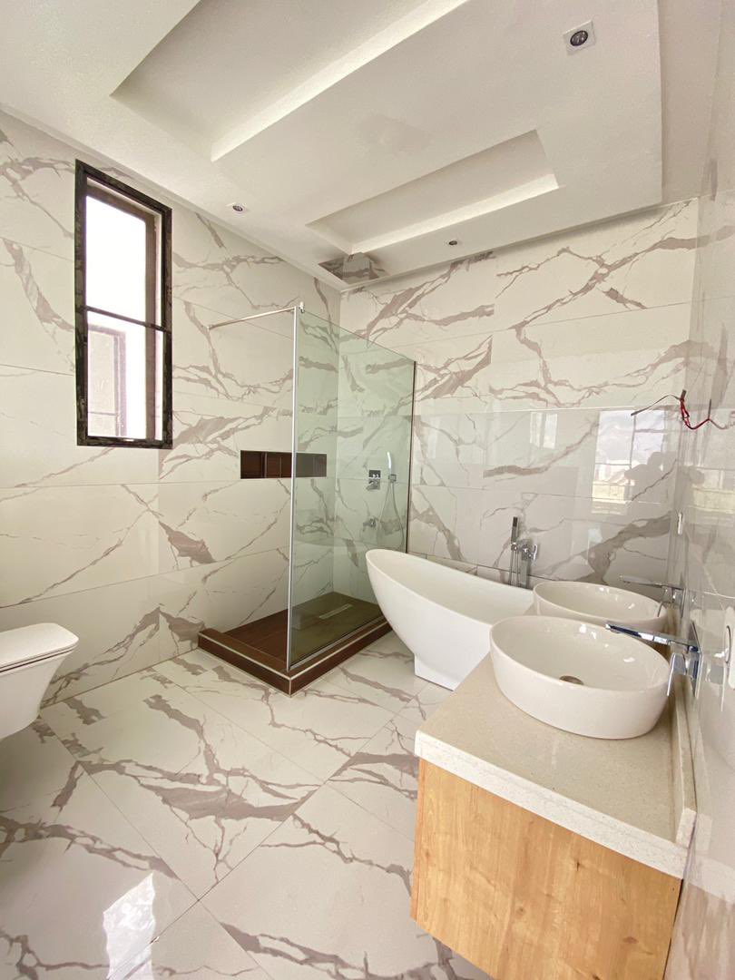 Abiso_la's tweet photo. For Sale!!
5 Bedroom Detached Duplex with Bq 
Location: Lekki Phase 1, Lagos.

Price: 270 Million Naira 

Features:
- All Rooms Ensuite 
- In House Gym
- Inveter with Batteries 
- Fitted Kitchen
- CCTV 
- Stamped Concrete Floor
- Inbuilt Speakers
- 2 BQs
- Pop Ceiling

Pls rt🙏🏽 https://t.co/xvXU0j5Dwu