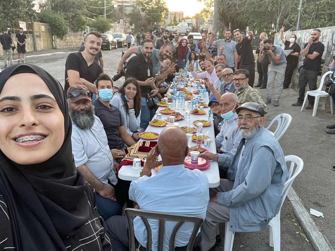 and lastly, here is a beautiful picture of palestinians having iftar, may Allah make these last few days the easiest for them. Amin.  #SaveSheikhJarrah  #FreePalestine