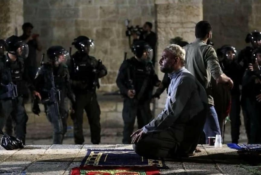 YBirt's tweet photo. Do you want to know what khusu' (due attention) in prayer looks like? It looks like this. The imam bearing his position with great dignity and honour during last night's outrage at Al-Aqsa Mosque. https://t.co/tarV2CNPKe