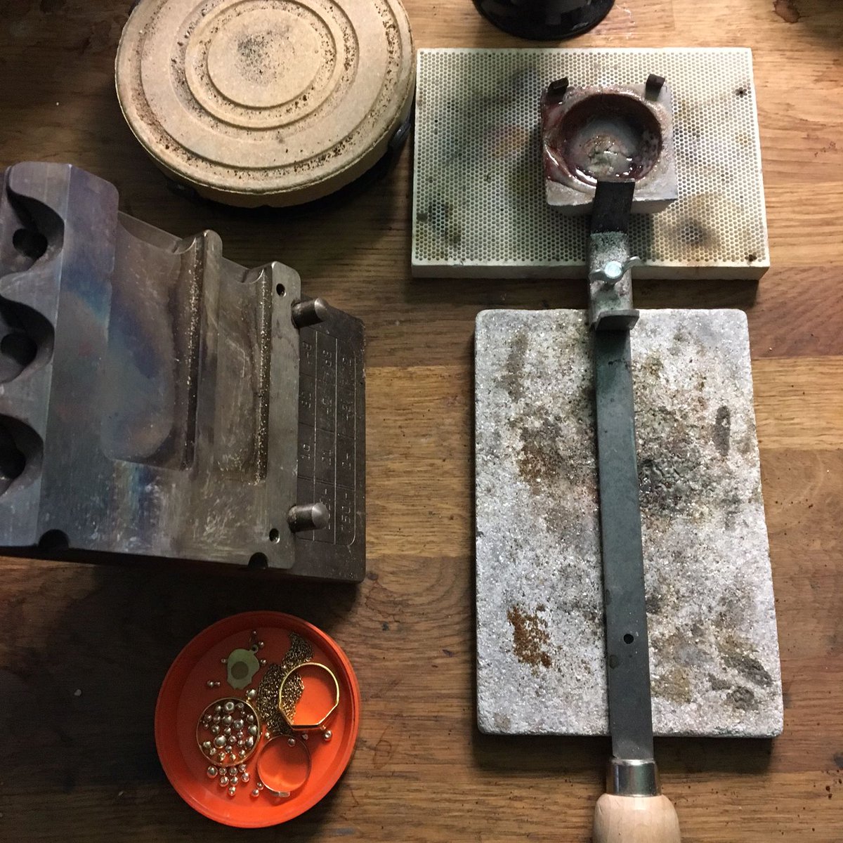 McCaulJewellery's tweet image. Step one in the making of this bespoke piece 🔥

#inthemaking #melt #processpic #bespokejewellery #handcraftedjewellery #jewellerydesign #contemporaryjewellery #jewellerylondon #craftsmanship #london #dublin #goldsmithing #hierloom #reusing