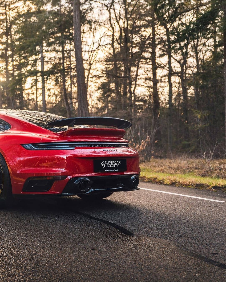 Nk_Cars's tweet photo. La perfection existe bel et bien : c'est la 911 Turbo S 🏆 https://t.co/uCycqewtdR