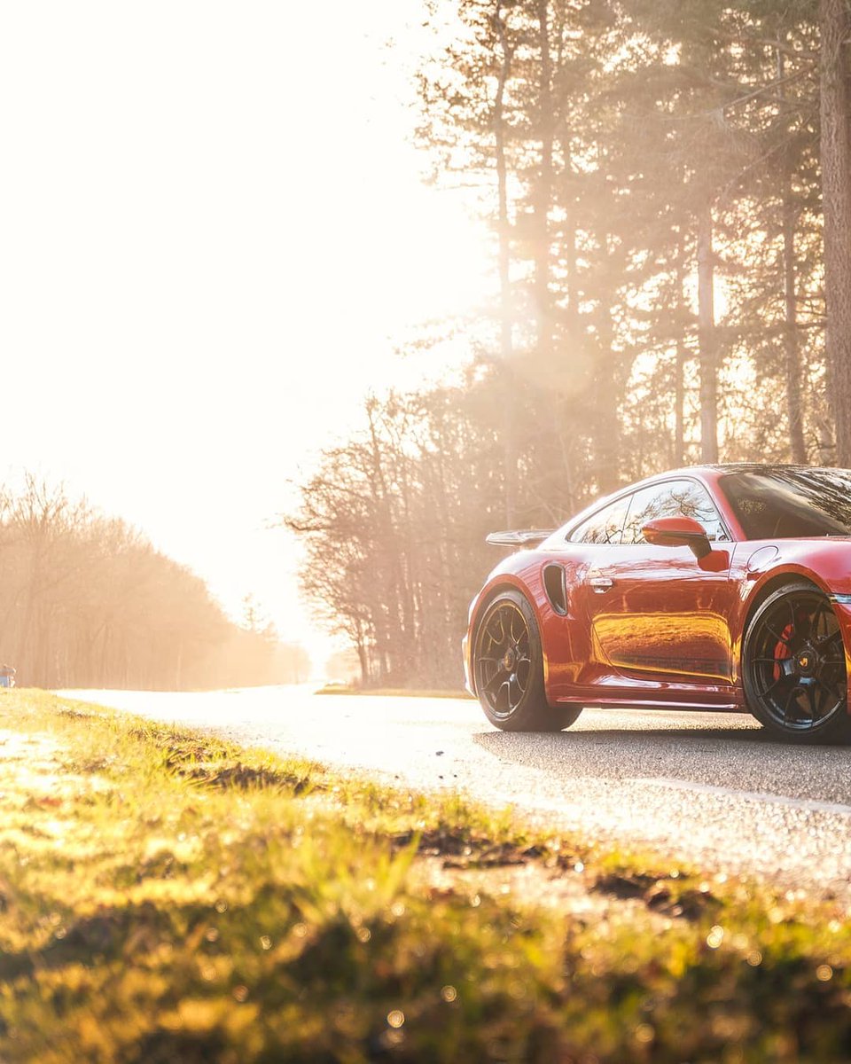 Nk_Cars's tweet photo. La perfection existe bel et bien : c'est la 911 Turbo S 🏆 https://t.co/uCycqewtdR