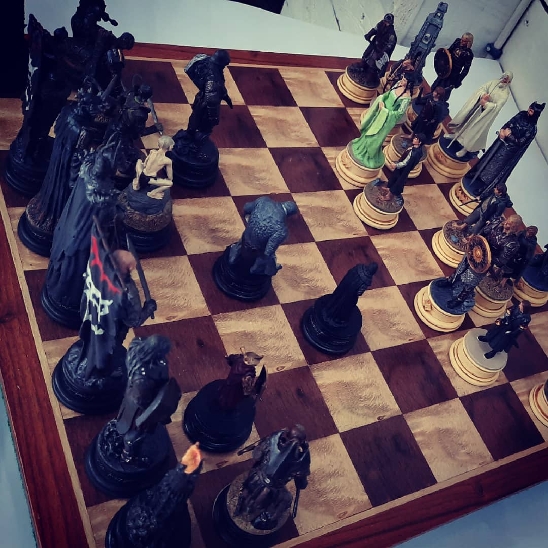 MartsCuriosity's tweet photo. Lord of the Rings has arrived in our realm. Fancy testing your mental skills against your opponent? This chess set is a fantastic centre piece for any display 
#lotr #chess #collectables #king #queen #camborne #shoplocal #treatyourself #gift #freelocaldelivery 
@CamborneTown https://t.co/DPvjkvEy0o