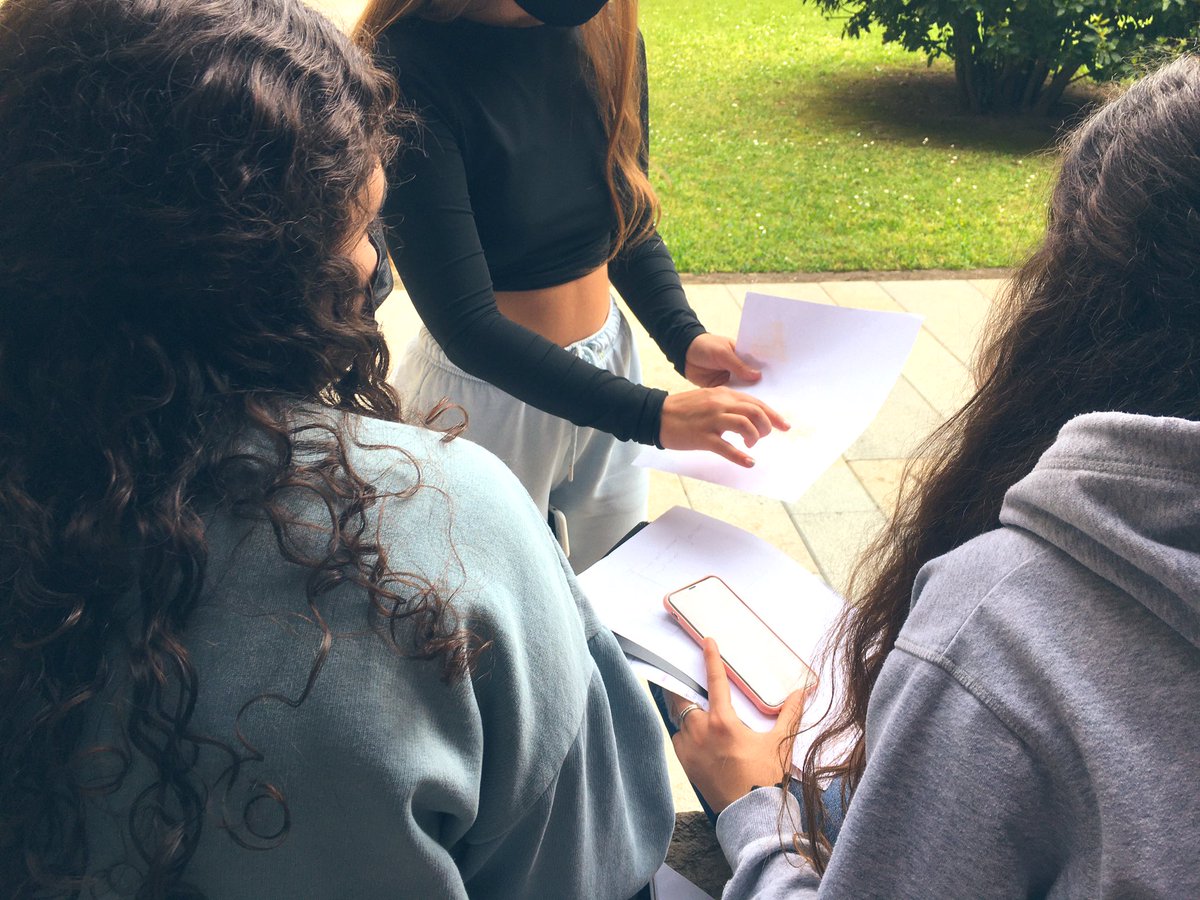 A la <a href="/UdGEducacioPsic/">Facultat Edu. Psico</a> quan arriba #TempsdeFlors amb les estudiants de #EEiVQ menció #ArtsVisuals aprenem 100 maneres de dibuixar un arbre #VicençHuedo <a href="/univgirona/">Universitat de Girona</a> #arteducation