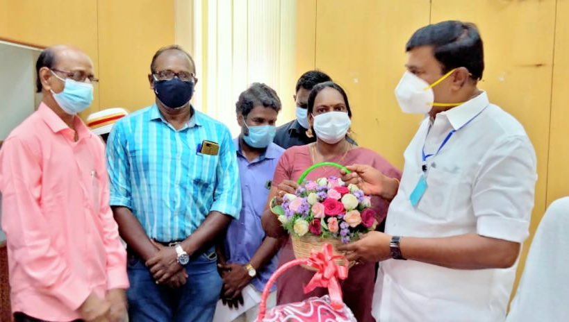 johnsoncinepro's tweet photo. #TMJA தமிழ் திரைப்பட பத்திரிகையாளர் சங்கம் சார்பில் செய்திதுறை அமைச்சர் வெள்ளக்கோவில் திரு. மு.பெ.சாமிநாதன் அவர்களை இன்று சந்தித்து வாழ்த்து தெரிவித்தார்கள்.
மேலும் நலவாரியம் மற்றும் அரசின் சலுகைகள் அனைத்தும் எமது சங்கத்திற்கும் கிடைக்கப்பெற வேண்டும் என்று கோரிக்கை வைத்தார்கள். https://t.co/uBIAXArmIf