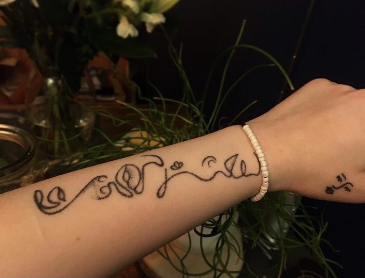LucyJonesy's tweet photo. Adding to my permanent body portfolio;) stick and poke all the way ♥️ https://t.co/4pXOqEfMdp