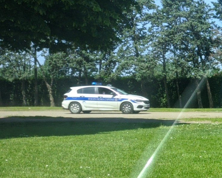 tano01's tweet photo. Via Balabanoff, ingresso del parco. Vi sembra normale entrare con la macchina nel parco per controllare l'uso delle mascherine? Parcheggiare e poi entrare a piedi no? https://t.co/7Dy1qSe0Ms