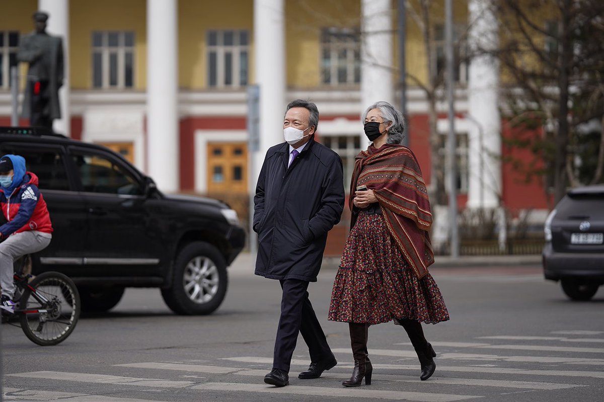 Зөв Хүн Электорат эвслээс Монгол Улсын Ерөнхийлөгчийн сонгуульд нэр дэвшигч Д. Энхбат гуай эхнэртэйгээ хамт. Гоё хос юмаа,