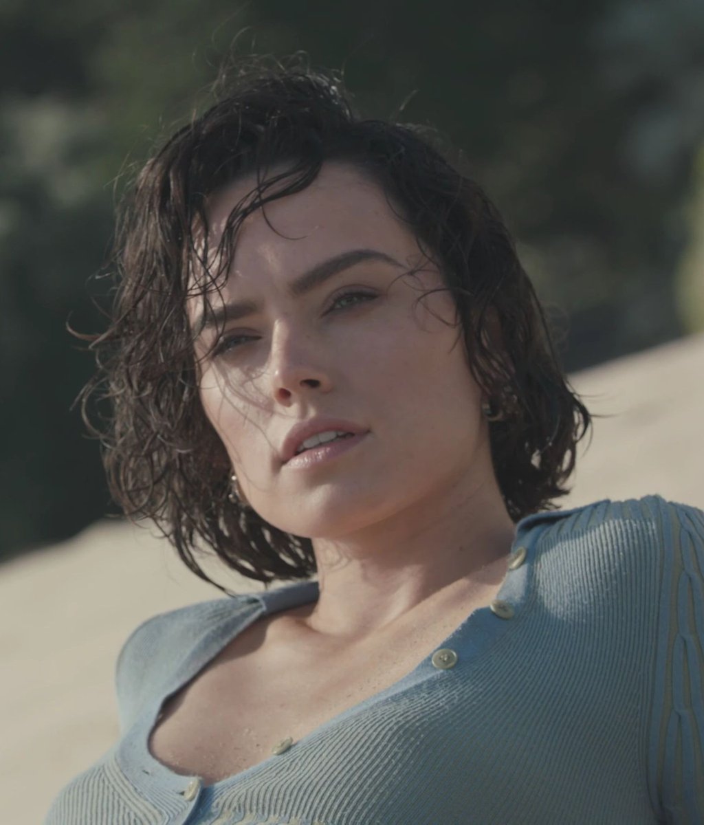 Daisy Ridley collarbones appreciation thread: because I saw Rey twitter going crazy over them 