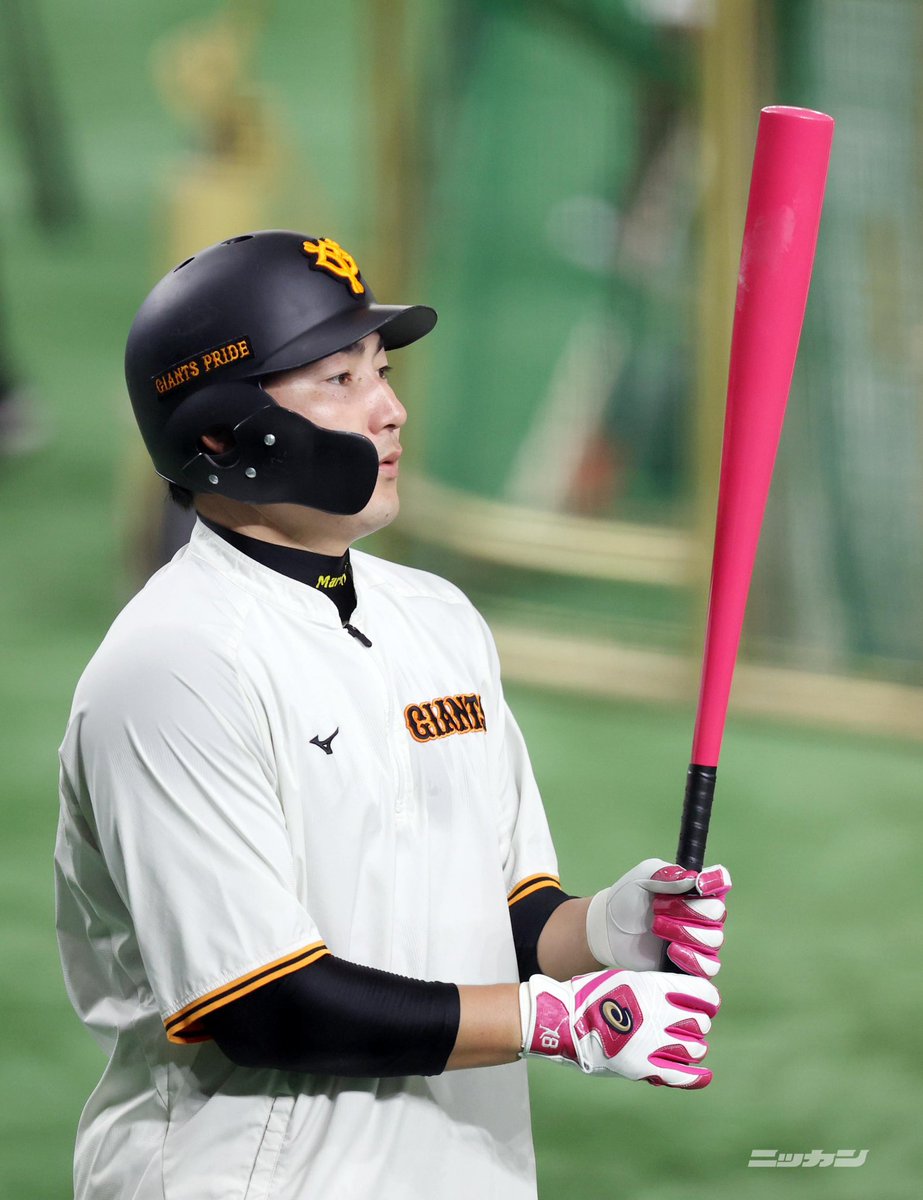 丸佳浩 外野手は「#母の日」のために用意されたピンクのバットでティー