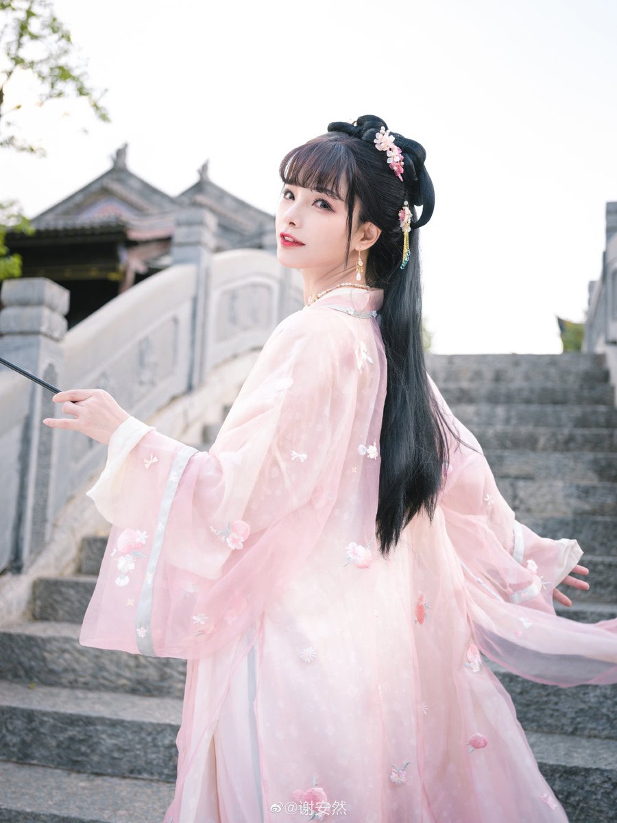 xieanran_'s tweet photo. 🌸🌙谁家的姑娘，能同你花月成双？🌙🌸 https://t.co/aWzSNeQDFE
